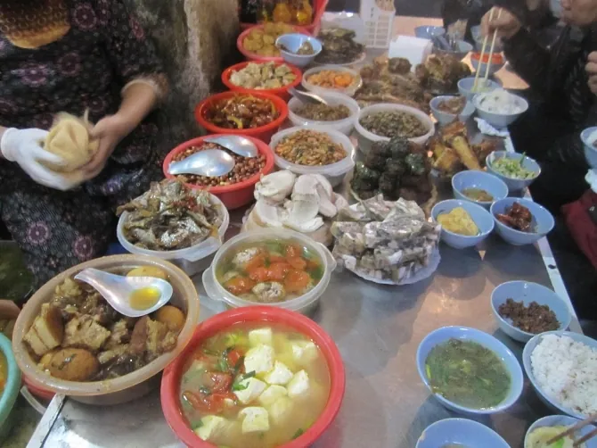 5 khu chợ nổi tiếng với các món ăn vặt ở Hà Nội