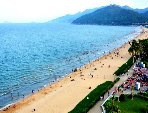 Bãi biển vầng trăng khuyết Quy Nhơn mê hoặc du khách