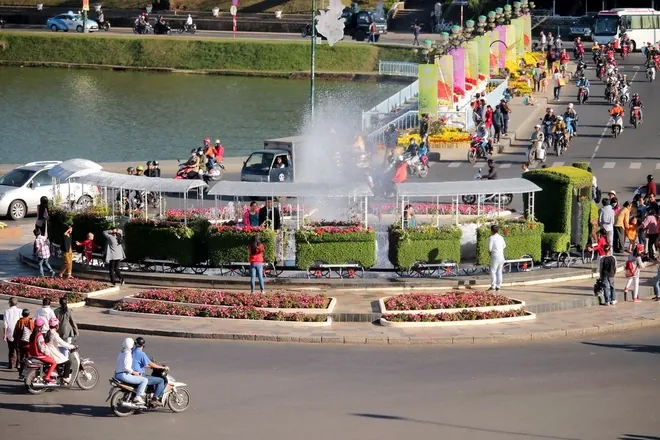 Đà Lạt hoa tràn xuống phố chờ khai hội