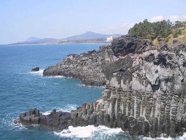 Đến đảo Jeju ngắm đá đen