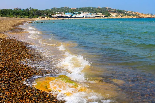 Du lịch Bình Thuận khám phá bãi đá bảy màu dưới chân chùa Cổ Thạch