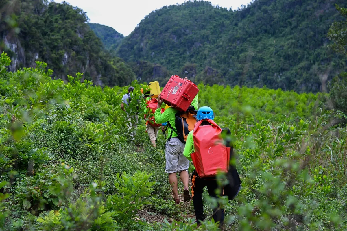 Hang Tiên với hệ thống thạch nhũ như ruộng bậc thang