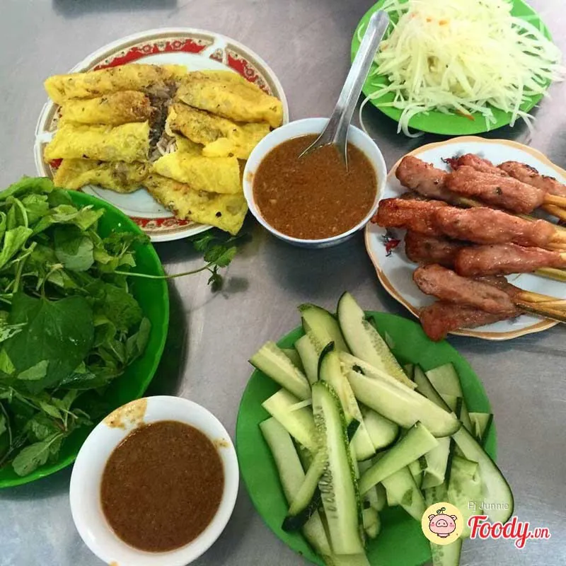 Lê la các quán bánh xèo thần thánh trong mùa mưa