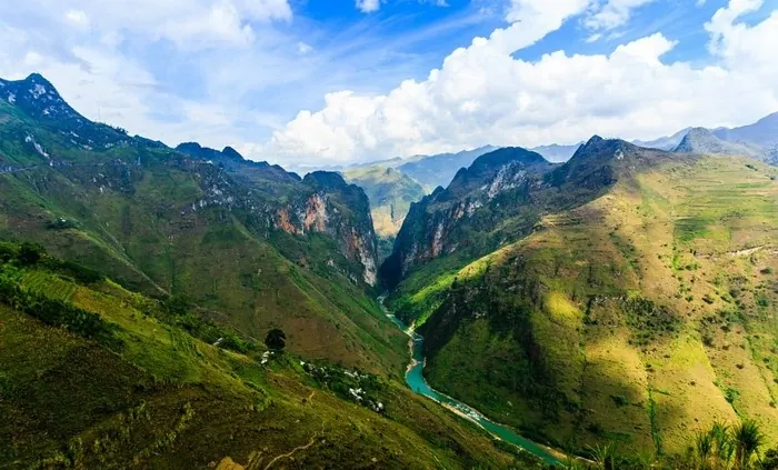 Mê mẩn cảnh đẹp của dòng sông xanh trên cao nguyên đá