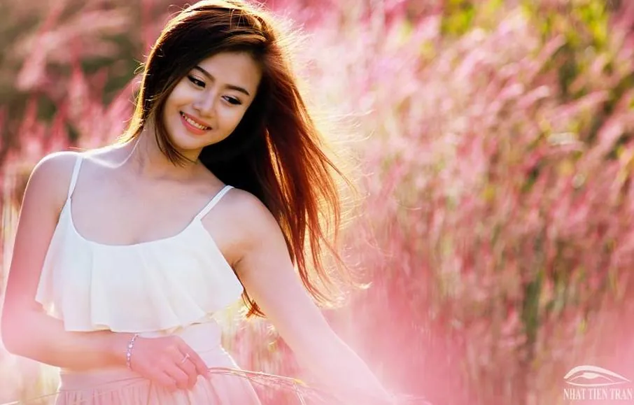 Ngắm bộ ảnh đẹp mê hồn bên đồi cỏ hồng Đà Lạt