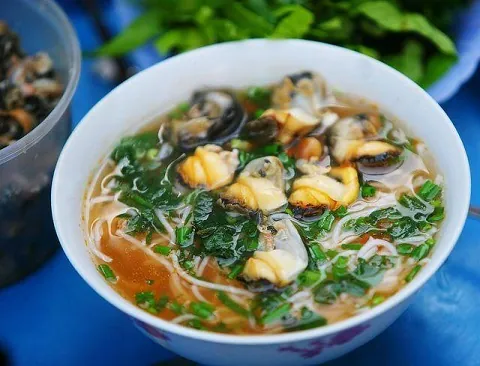 5 khu chợ nổi tiếng với các món ăn vặt ở Hà Nội bún ốc chợ đồng xuân