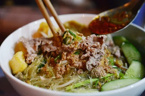 5 khu chợ nổi tiếng với các món ăn vặt ở Hà Nội miến trộn chợ thành công