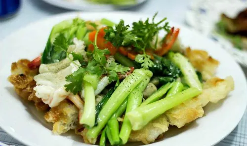 Phở áp chảo cho bữa trưa tại Sài Gòn phở áp chảo sài gòn