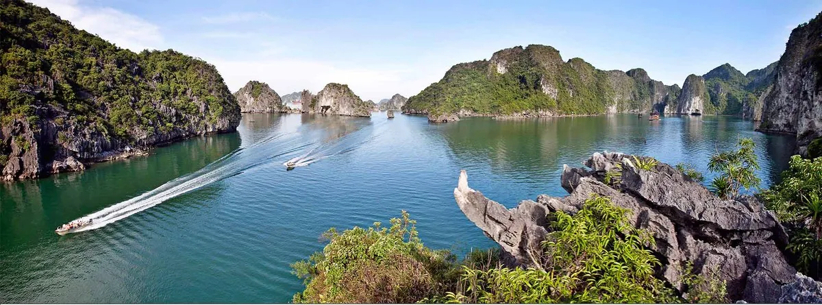 Vịnh Hạ Long nhìn từ trên cao