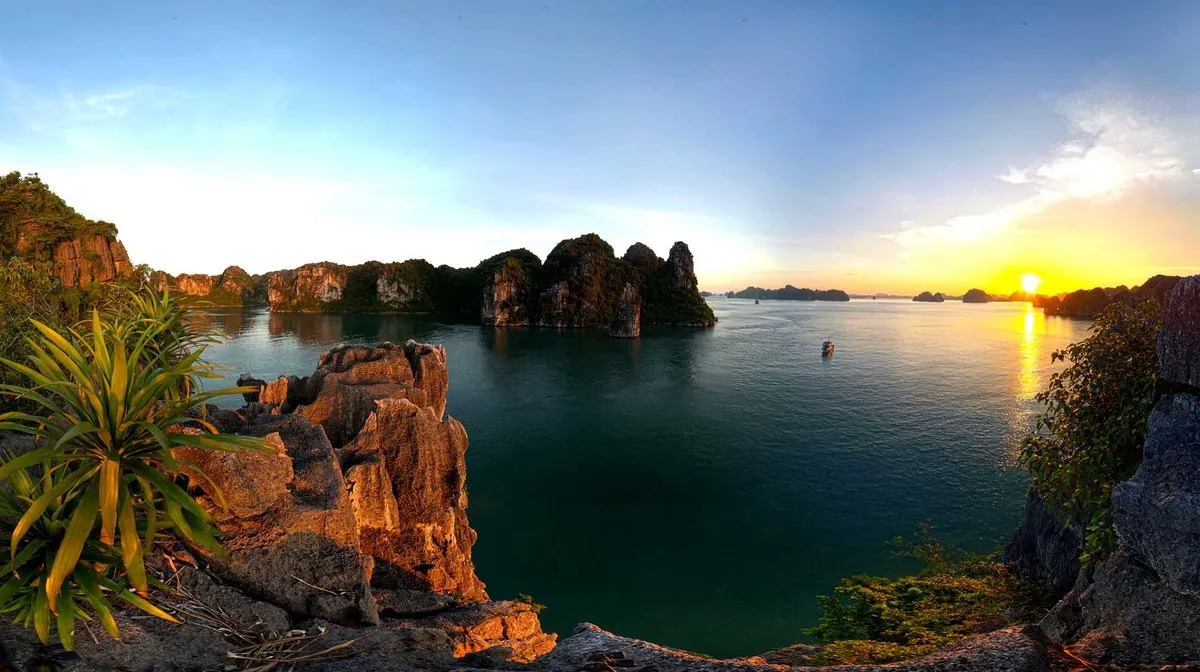 Vịnh Hạ Long nhìn từ trên cao