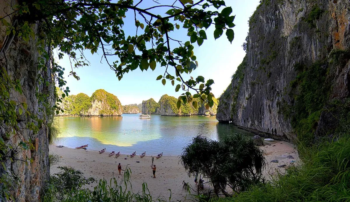 Vịnh Hạ Long nhìn từ trên cao
