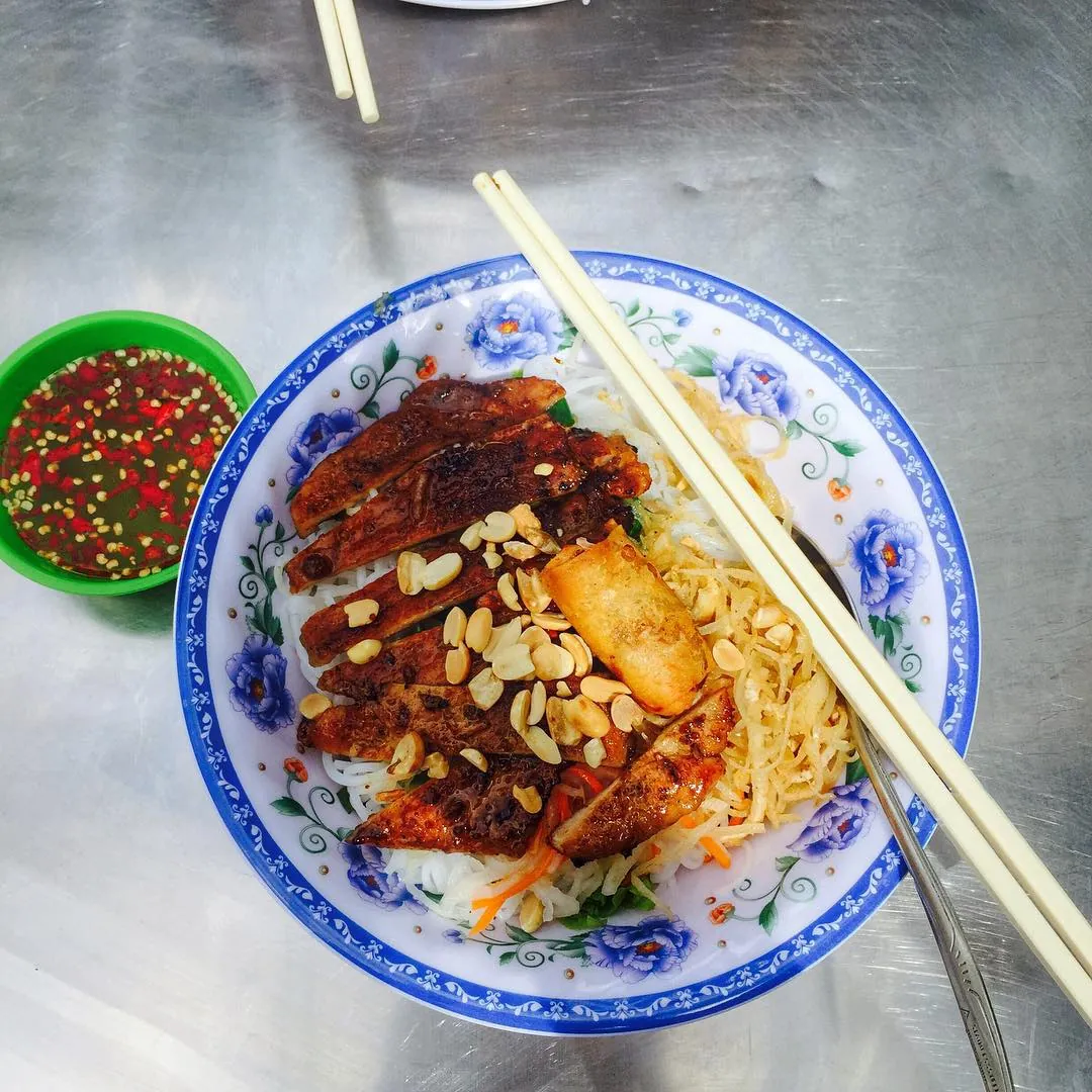 10 món ăn ngon bạn phải thử khi du lịch huế
