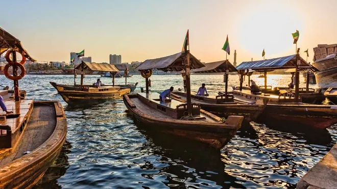 Đi thuyền gỗ dọc lạch Dubai