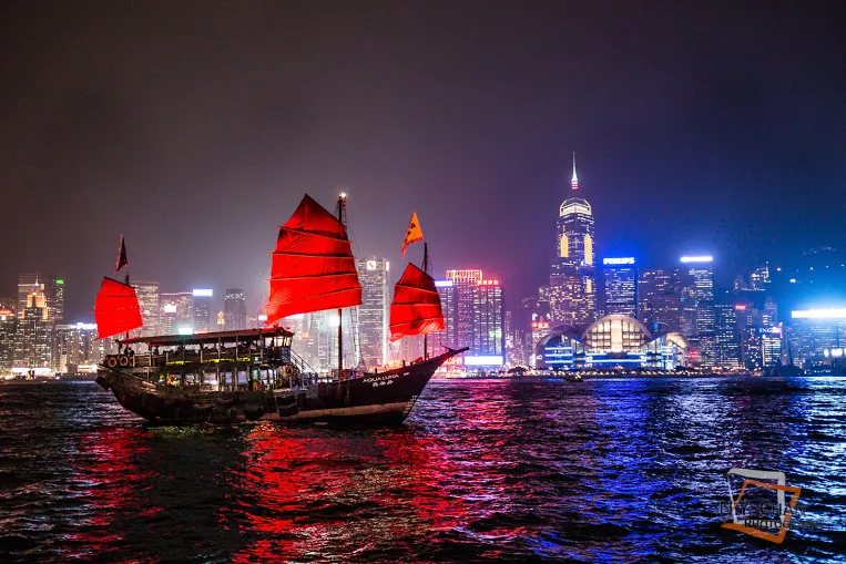 8 trải nghiệm về đêm tuyệt vời nhất khi du lịch Hong Kong Ngồi thuyền ngắm cảnh tại cảng Victoria