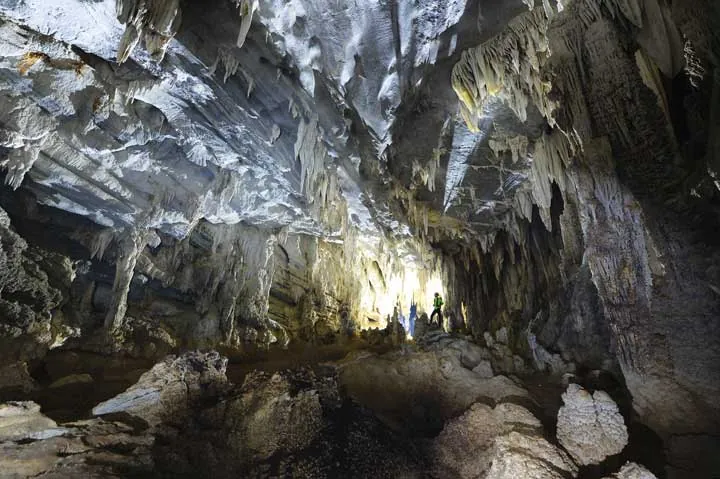 Khám phá thế giới hang động Tú Làn