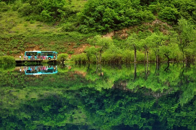 Vẻ đẹp huyền ảo của Cửu Trại Câu mùa thu Vẻ đẹp huyền ảo của Cửu Trại Câu mùa thu