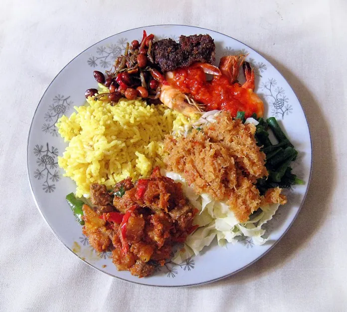 Ăn gì khi du lịch Indonesia Nasi Kuning