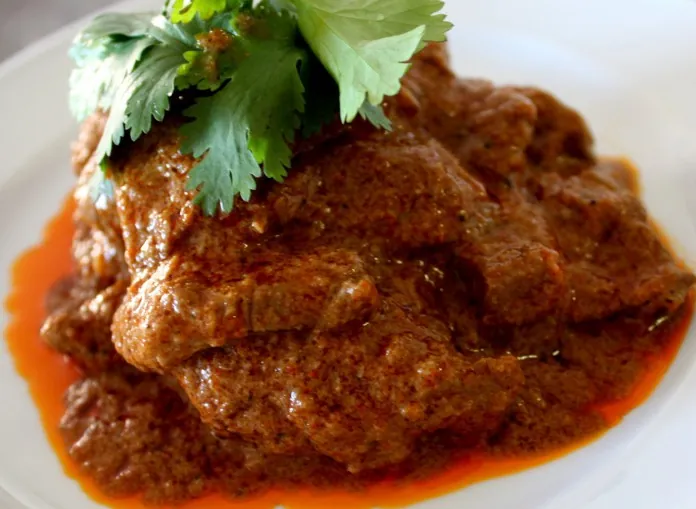 Ăn gì khi du lịch Indonesia Rendang