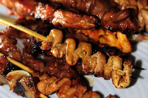 Ăn gì khi du lịch Philippines Gà nướng Isaw