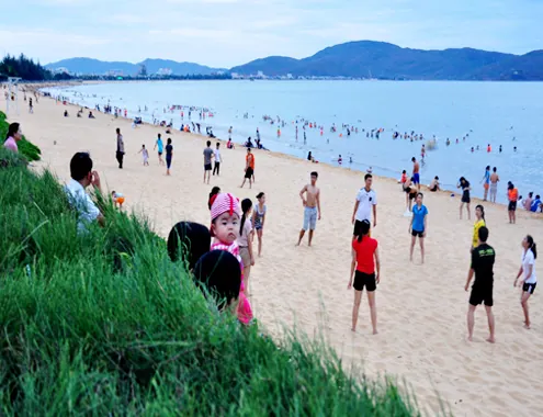 Bãi biển vầng trăng khuyết Quy Nhơn mê hoặc du khách
