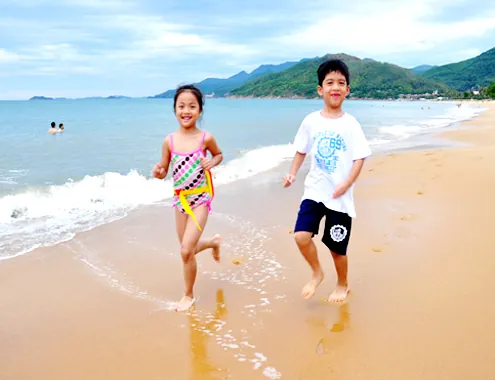 Bãi biển vầng trăng khuyết Quy Nhơn mê hoặc du khách