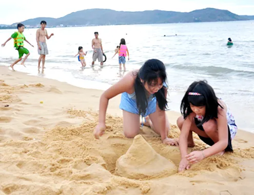 Bãi biển vầng trăng khuyết Quy Nhơn mê hoặc du khách