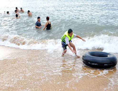 Bãi biển vầng trăng khuyết Quy Nhơn mê hoặc du khách