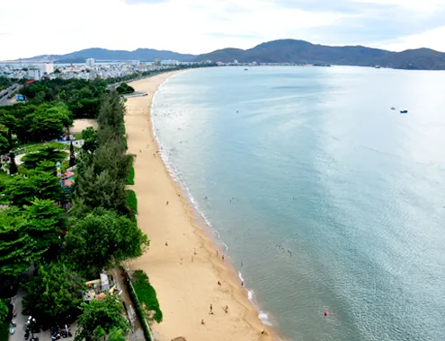 Bãi biển vầng trăng khuyết Quy Nhơn mê hoặc du khách