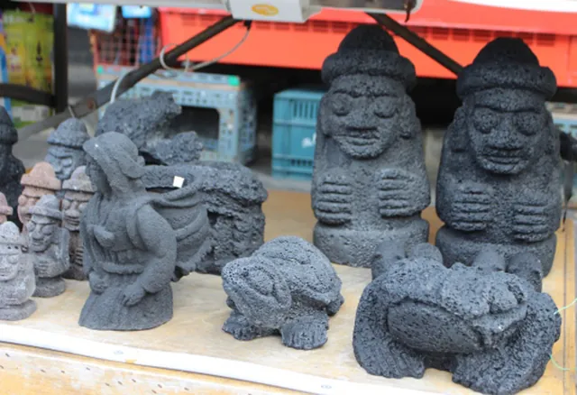Đến đảo Jeju ngắm đá đen