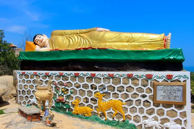 Du lịch Bình Thuận khám phá bãi đá bảy màu dưới chân chùa Cổ Thạch