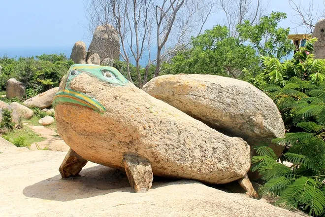 Du lịch Bình Thuận khám phá bãi đá bảy màu dưới chân chùa Cổ Thạch