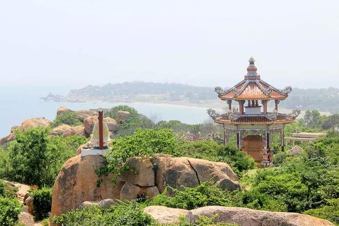 Du lịch Bình Thuận khám phá bãi đá bảy màu dưới chân chùa Cổ Thạch