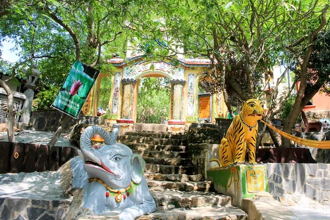 Du lịch Bình Thuận khám phá bãi đá bảy màu dưới chân chùa Cổ Thạch
