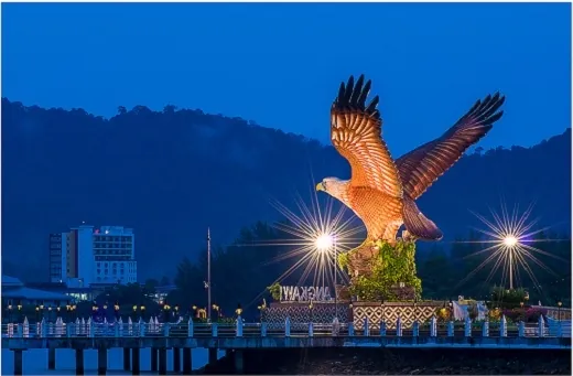 Du lịch Malaysia mê mẩn trước vẻ đẹp thiên đường của quần đảo Langkawi Tượng đài chim đại bàng