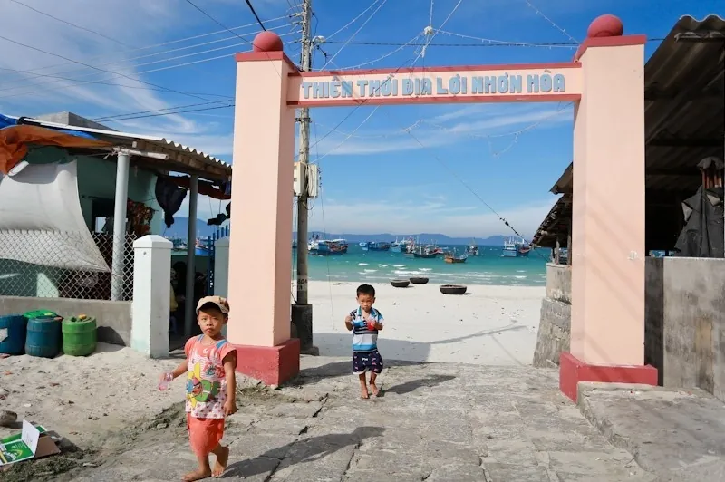Du lịch Ninh Thủy khám phá làng chài nép mình bên biển xanh
