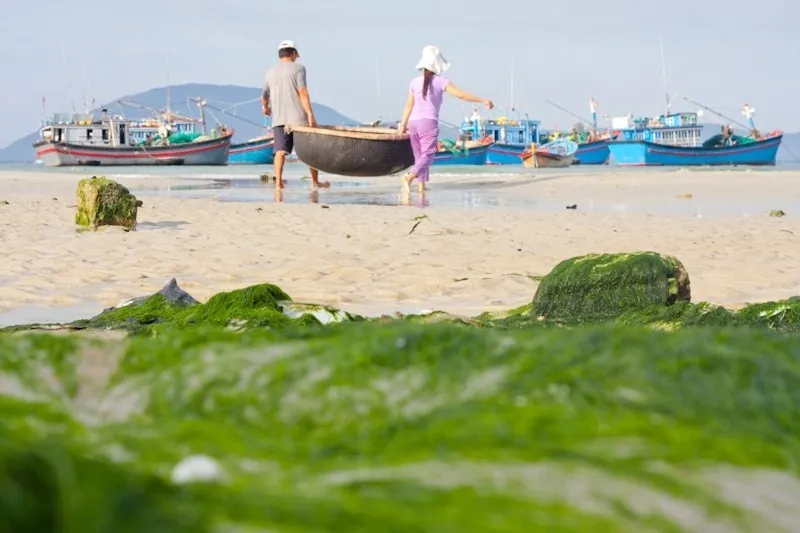 Du lịch Ninh Thủy khám phá làng chài nép mình bên biển xanh