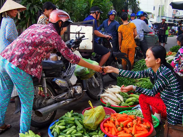 Buôn bán bên bờ sông Cửu Long