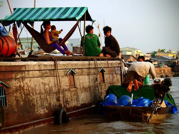 Buôn bán bên bờ sông Cửu Long