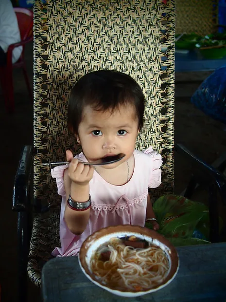 Buôn bán bên bờ sông Cửu Long
