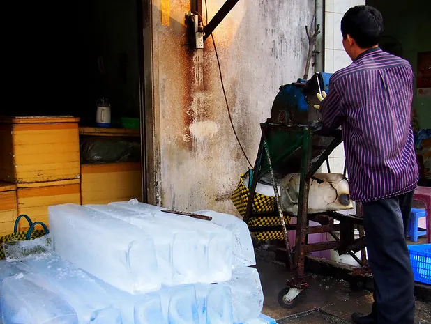 Buôn bán bên bờ sông Cửu Long