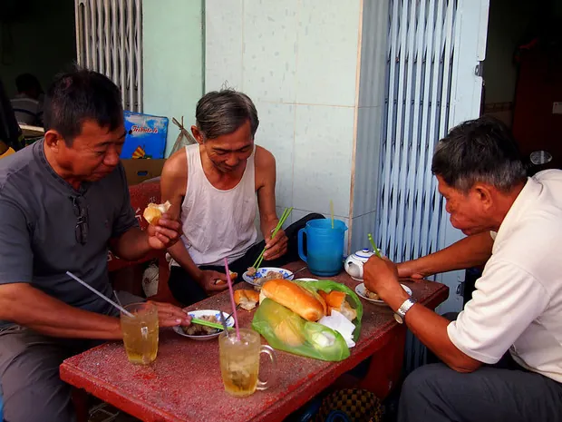 Buôn bán bên bờ sông Cửu Long