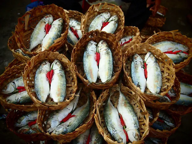 Buôn bán bên bờ sông Cửu Long