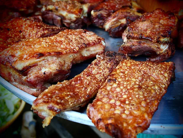 Buôn bán bên bờ sông Cửu Long
