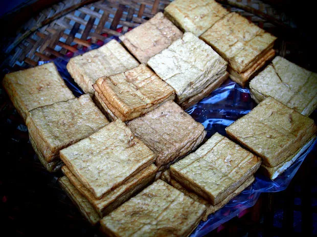 Buôn bán bên bờ sông Cửu Long