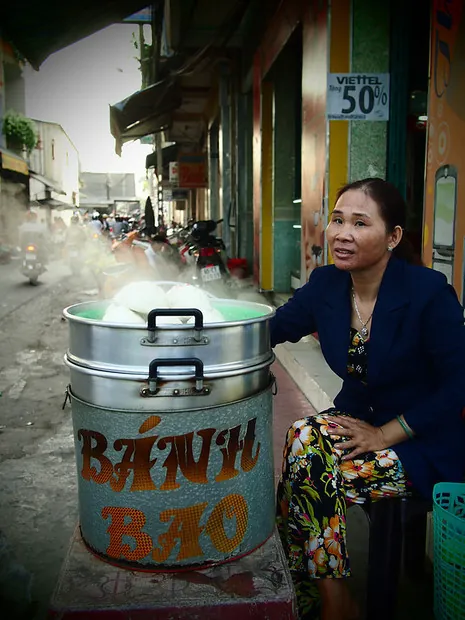 Buôn bán bên bờ sông Cửu Long