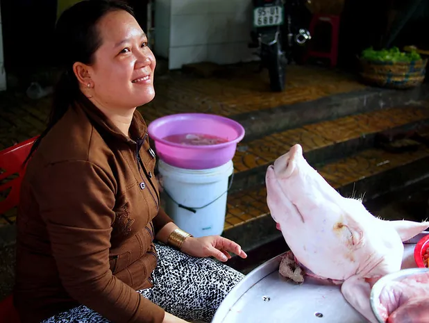 Buôn bán bên bờ sông Cửu Long