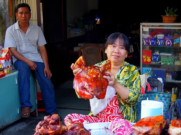 Buôn bán bên bờ sông Cửu Long