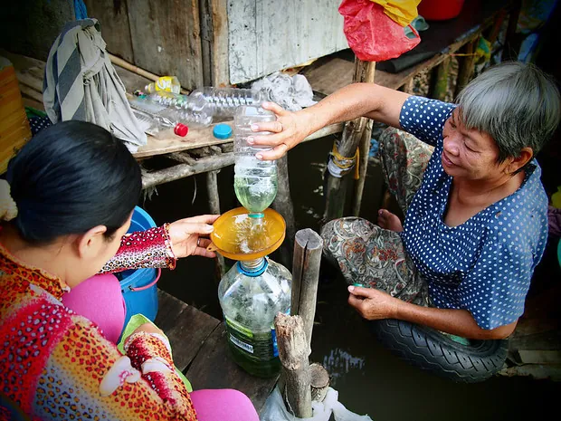 Buôn bán bên bờ sông Cửu Long