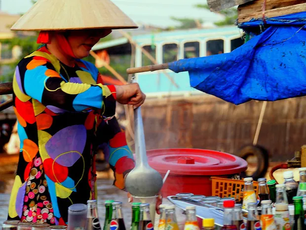 Buôn bán bên bờ sông Cửu Long