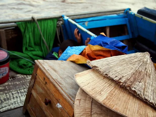 Buôn bán bên bờ sông Cửu Long